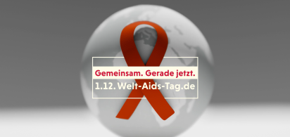 Eine Aidsschleife vor einer Weltkugel verdeutlicht das Thema des Spots: durch globalen Kürzungen droht Aids zurück zu kommen. 