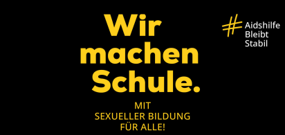 Blaue Schrift auf schwarzen Hintergrund: Wir machen Schule. Mit sexueller Bildung f&uuml;r alle! Hashtag Aidshilfe Bleibt Stabil. Deutsche Aidshilfe