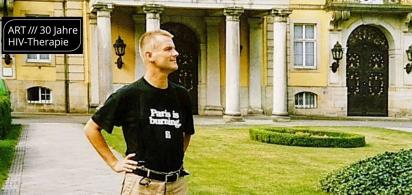 Mann in schwarzem T-Shirt mit Schriftzug 