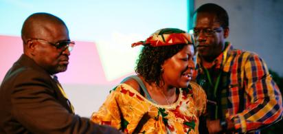 drei Personen interagieren bei einer Theaterauff&uuml;hrung