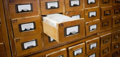 alter Karteikartenschrank mit einer geöffneten Schublade