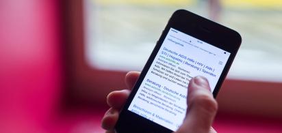 Telefonbildschirm zeigt Liste von Websiten der DAH