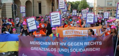 Demonstration mit Fronttransparent: "Menschen mit HIV gegen rechts - grenzenlos (und) solidarisch"