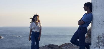 Filmszene: Zwei junge Menschen stehen an der K&uuml;ste