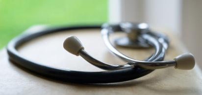 Ein Stethoskop liegt auf einem Arztkoffer