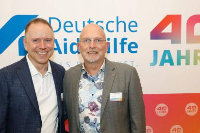 Dirk Meyer mit Volker Mertens vor einem Banner zu 40 Jahre DAH