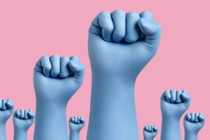 Nahaufnahme mehrerer erhobener Fäuste mit blauen Latexschutzhandschuhen auf rosa Hintergrund
