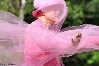 Rosa von Praunheim im rosa Kleid.