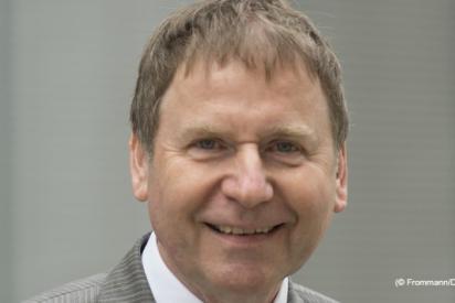 Porträt von Dr. Ulrich Heide; älterer Mann mit mittelblonden Haaren lächelt in die Kamera