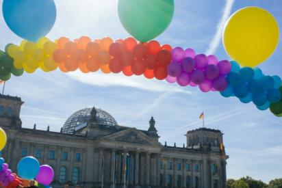 Über dem Reichstag weht eine Kette aus Luftballons in Regenbogenfarben
