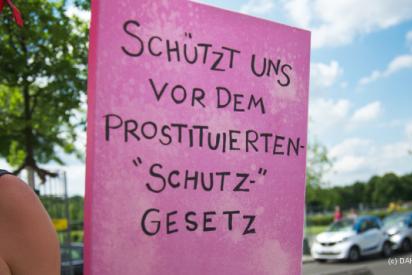 Protestschild mit dem Text: Schützt uns vor diesem "Schutz"-Gesetz